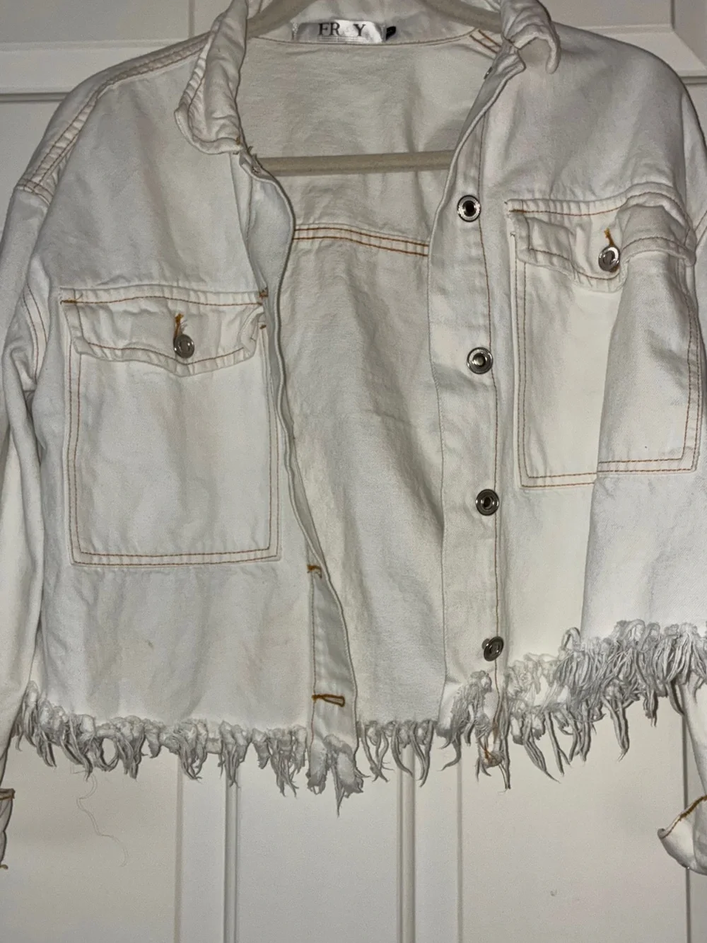 Fray‎ white denim jacket featuring raw fringe bottom hem. Sz S